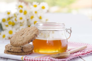 Tatlım can ve rustik masada kurabiye 