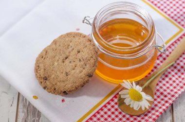 Tatlım can ve rustik masada kurabiye 