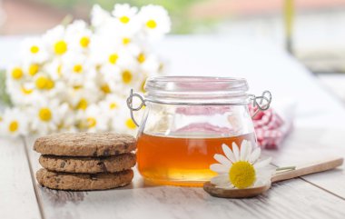 Tatlım can ve rustik masada kurabiye 