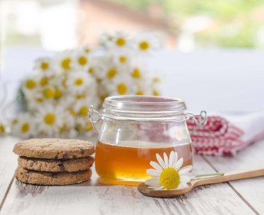 Tatlım can ve rustik masada kurabiye 