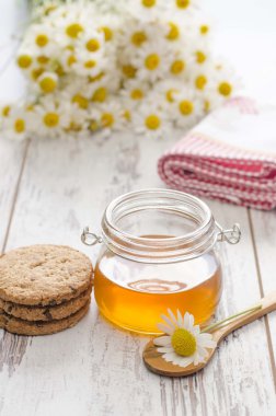 Tatlım can ve rustik masada kurabiye 