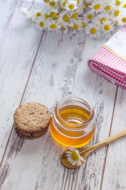 Tatlım can ve rustik masada kurabiye 