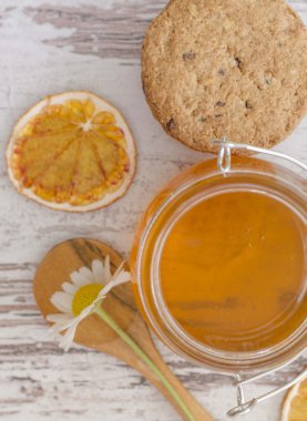 Tatlım can ve rustik masada kurabiye 