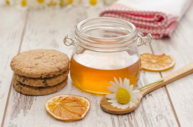 Tatlım can ve rustik masada kurabiye 