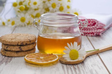 Tatlım can ve rustik masada kurabiye 