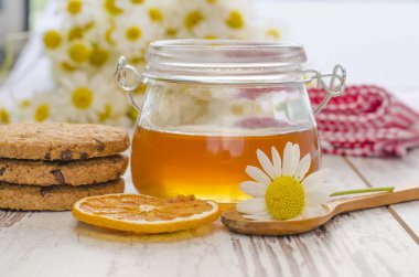 Tatlım can ve rustik masada kurabiye 