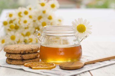 Tatlım can ve rustik masada kurabiye 