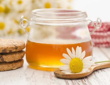 Tatlım can ve rustik masada kurabiye 