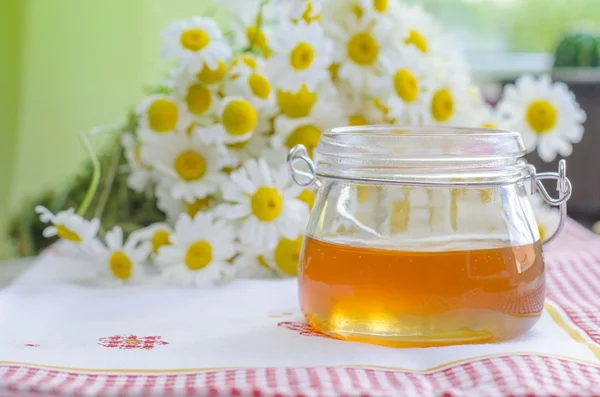 Honung kan på rustika bord — Stockfoto