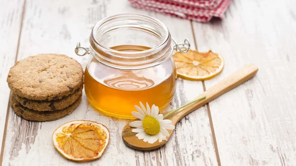 Tatlım can ve rustik masada kurabiye 