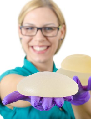 Silikon meme implantı. Doktor tutun silikon meme protezi