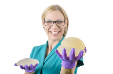 Silikon meme implantı. Doktor tutun silikon meme protezi