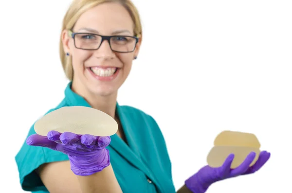 Implante mamario de silicona. Médico mantenga prótesis de mama de silicona —  Fotos de Stock