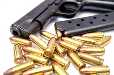 beyaz zemin üzerinde silah