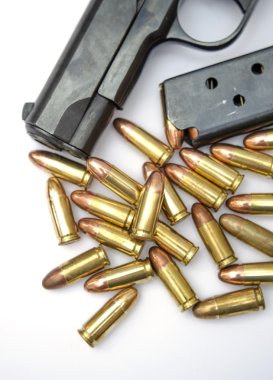 beyaz zemin üzerinde silah