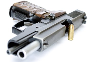 beyaz zemin üzerinde silah