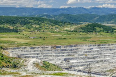 Taş ocağı gökyüzü arka plan üzerinde yol