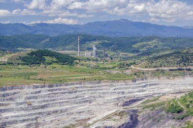 Taş ocağı gökyüzü arka plan üzerinde yol