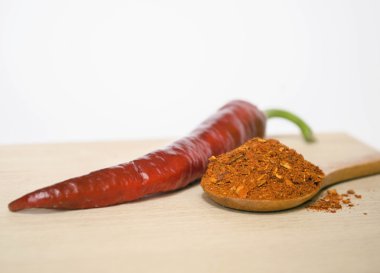 Kırmızı biber beyaz arkaplanda izole edildi