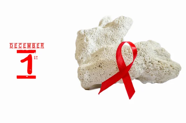 सफेद पृष्ठभूमि पर एड्स जागरूकता लाल रिबन . — स्टॉक फ़ोटो, इमेज