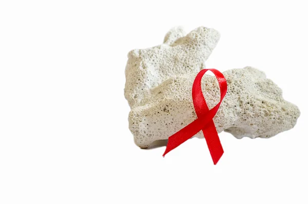 Aids consciência fita vermelha no fundo branco . — Fotografia de Stock