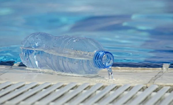 Botella de agua salpicadura —  Fotos de Stock