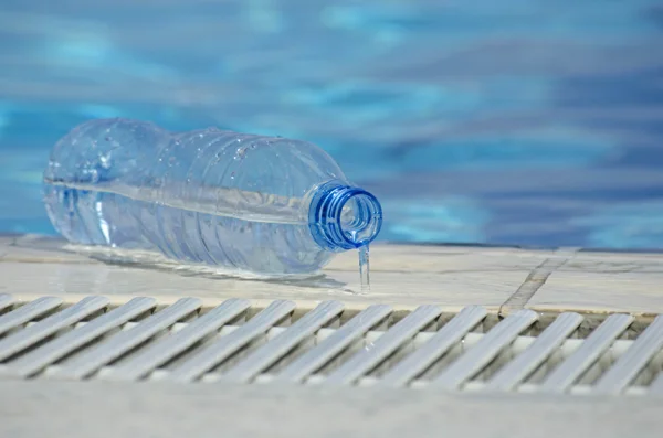 Botella de agua salpicadura —  Fotos de Stock