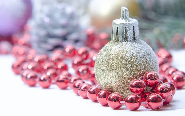 Épinette à feuilles persistantes, boule de verre et neige de Noël — Photo