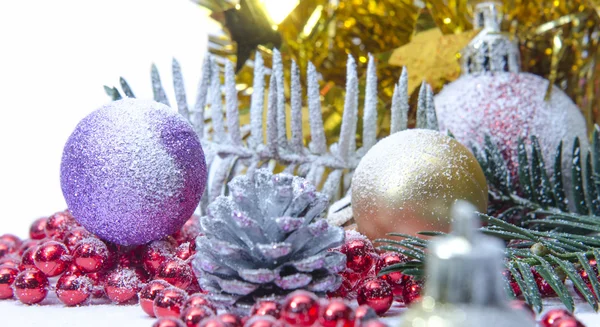 Épinette à feuilles persistantes, boule de verre et neige de Noël — Photo