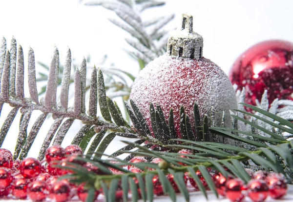 Albero di abete rosso sempreverde di Natale, palla di vetro e neve — Foto Stock