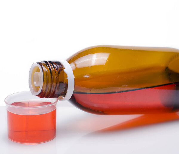 Сироп от кашля, выделенный на белом
