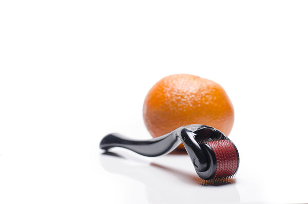 Дермароллер инструмент для медицинской косметической процедуры
