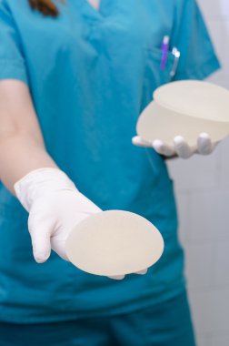 Silikon meme implantları