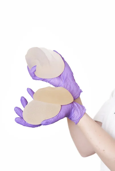 Implantes mamarios de silicona. Enfermera sosteniendo implantes. Doctor sosteniendo implantes. Cirugía plástica — Foto de Stock