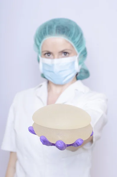 Silikonové Prsní implantáty. Sestra drží implantáty. Doktor drží implantáty. Plastická chirurgie — Stock fotografie