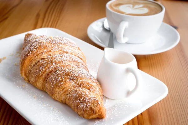 Een Croissant Latte Een Heerlijk Ontbijt Een Houten Vloer — Stockfoto