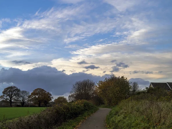 イギリスのヨーク近郊の田舎に白い雲のある美しい空 — ストック写真