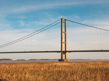 Kuzey İngiltere 'de Humber Köprüsü' nün bir kulesi.