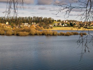 Fairburn Ings, Batı Yorkshire, İngiltere 'de bir göl manzarası