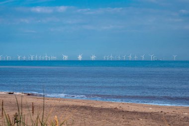 Spurn Point, Doğu Yorkshire, İngiltere 'den açıklarında rüzgar tarlası görüldü.