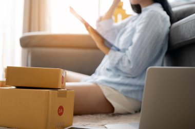 Görüntü Küçük işletme sahibi kadınlar çevrimiçi sipariş için çek ürünü üzerinde çalışıyor