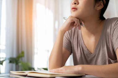 Kadınlar dizüstü bilgisayarla not yazarken düşünürler.