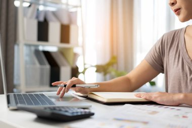 Evde çalışmak için dizüstü bilgisayar kullanan kadınları kapat