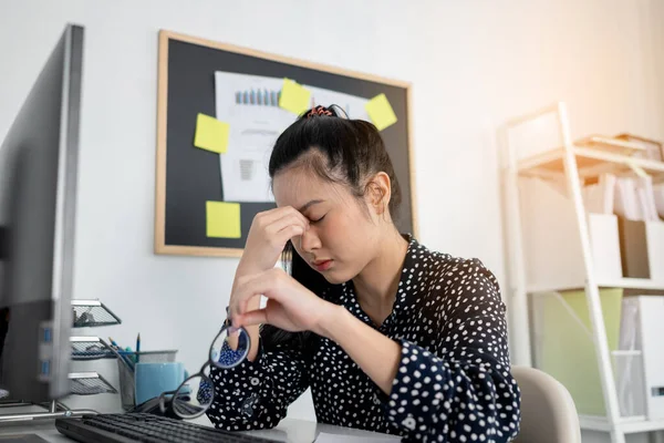 Dizüstü Bilgisayarla Çalışırken Bayanın Başı Ağrıyor Stresli Kadınları Ofiste Dizüstü — Stok fotoğraf