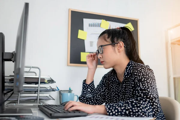 Ofisteki Bilgisayarda Çalışırken Kadınları Gözlüklerine Dokunuyor Gözlüklü Asyalı Kadın Bilgisayar — Stok fotoğraf