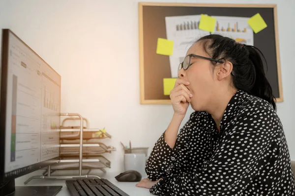 Gözlüklü Yorgun Bir Kadın Ofiste Bilgisayarla Çalışıyor Esniyor — Stok fotoğraf