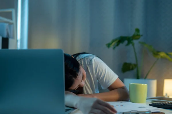 Evde Dizüstü Bilgisayarın Önünde Çalışan Yorgun Uykulu Bir Kadın Kadını — Stok fotoğraf