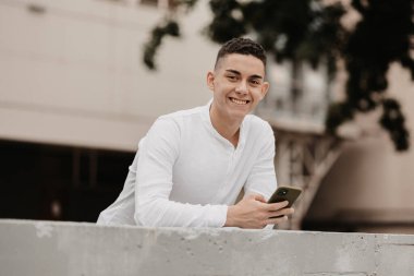 Genç yakışıklı bir adamın portresi..