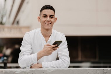 Genç yakışıklı bir adamın portresi..