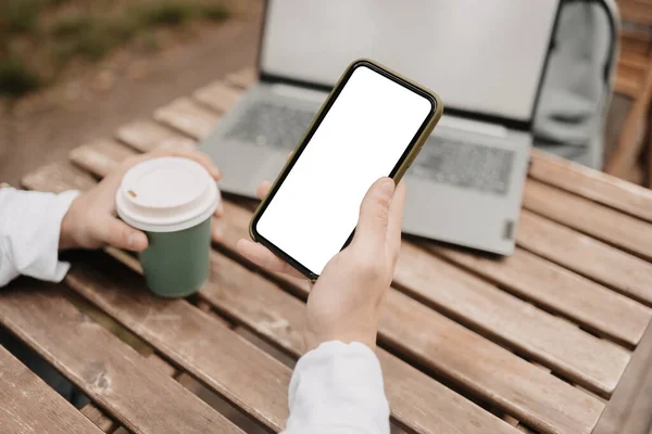 Una Maqueta Telefónica Afuera Hombre Con Café Celular — Foto de Stock